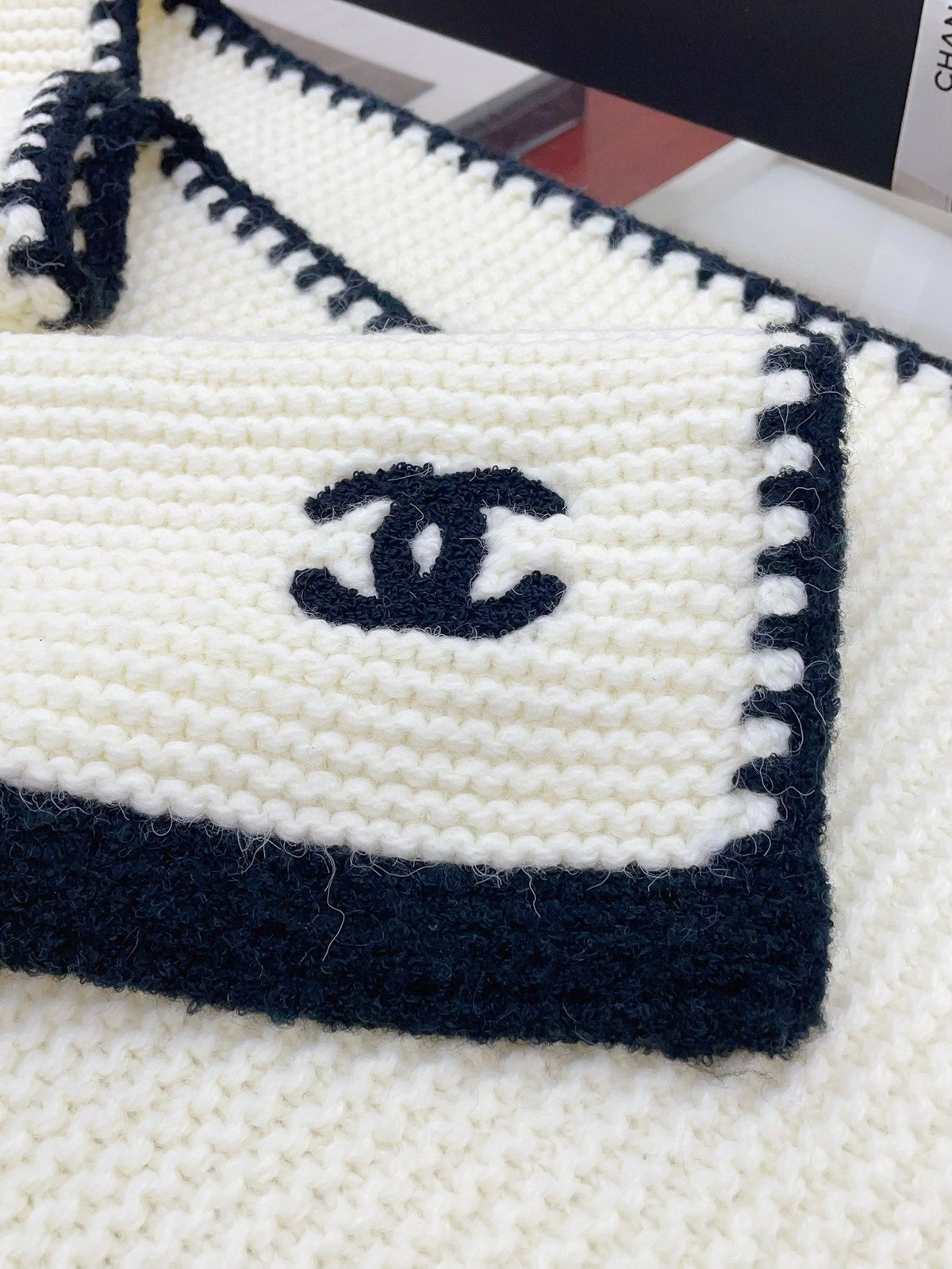 CHANEL KNIT SCARF 200 CM IN WHITE CASHMERE WITH BLACK LOGO 383911