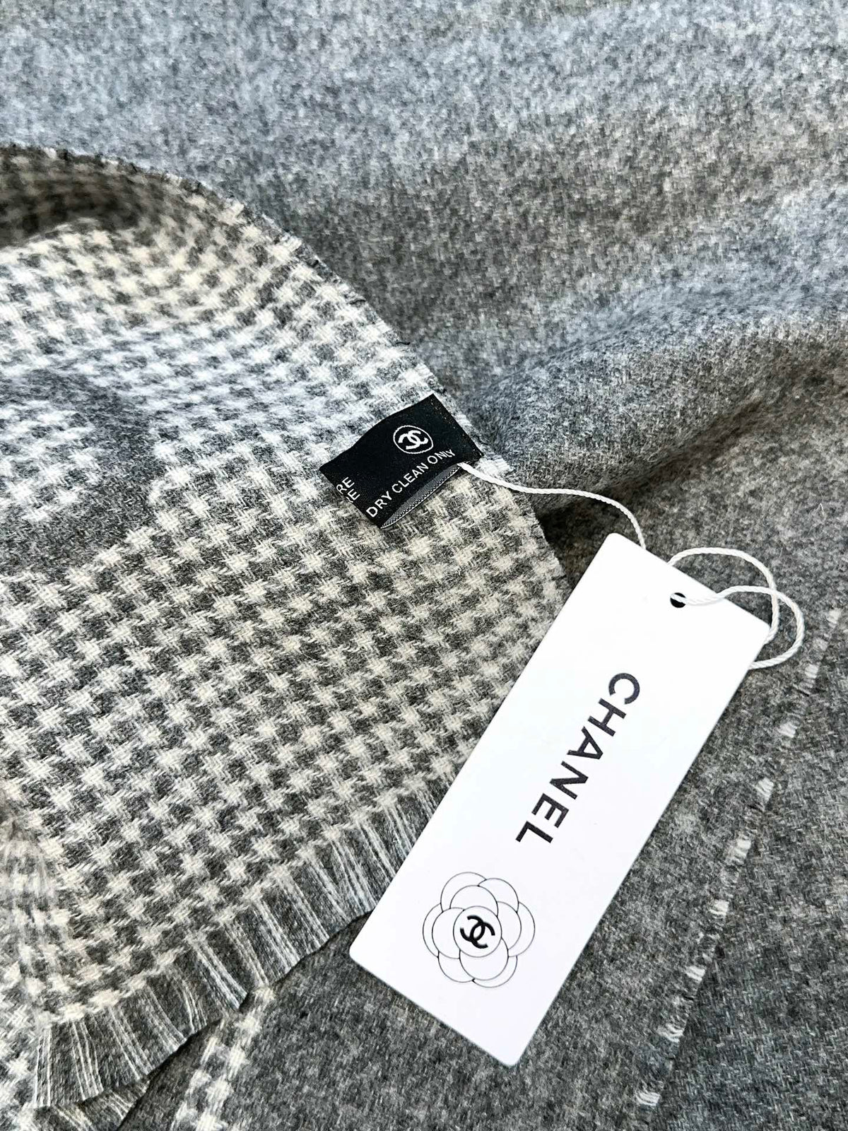 CHANEL HOUNDSTOOTH SCARF 185 CM IN SHADOW GRAY CASHMERE 393122